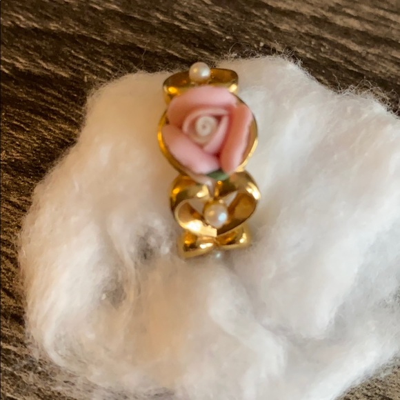 2 pairs of rose earrings - Picture 4 of 4